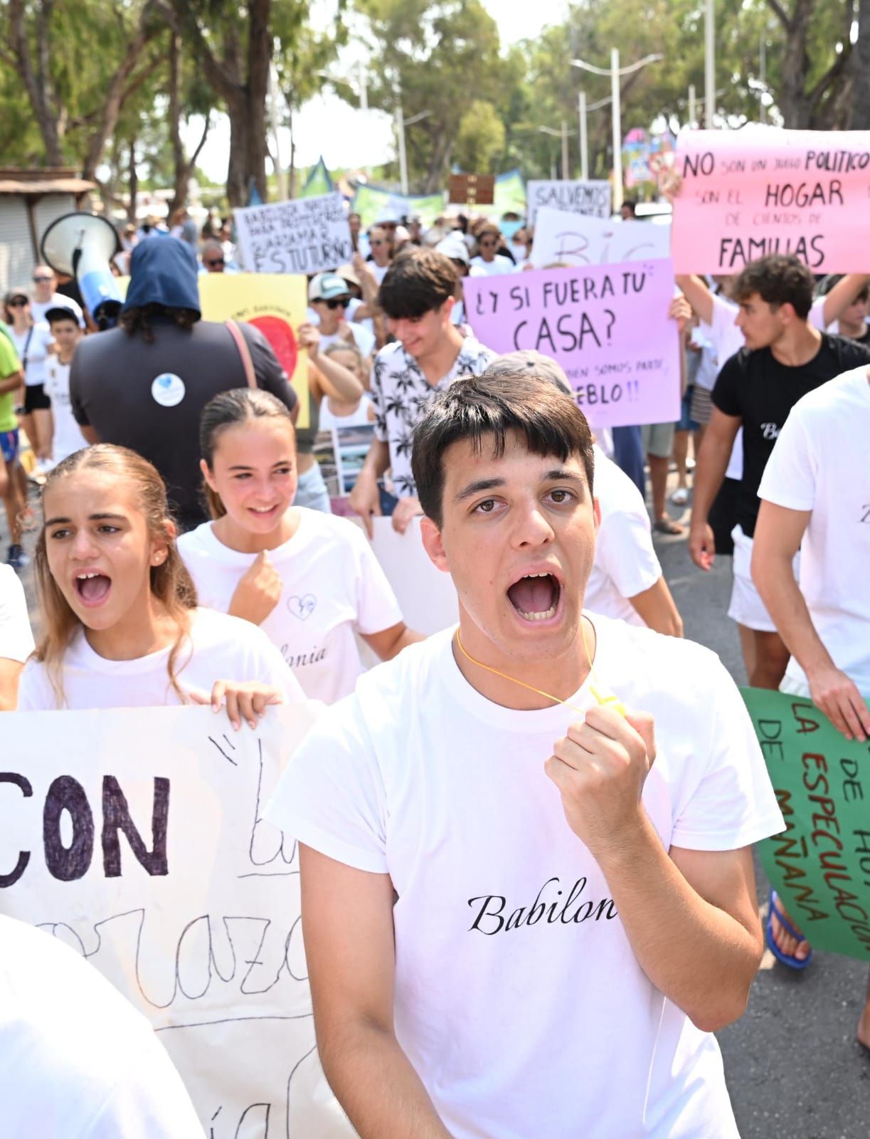 Protesta contra el derribo de las casas de la playa de Babilonia en Guardamar del Segura