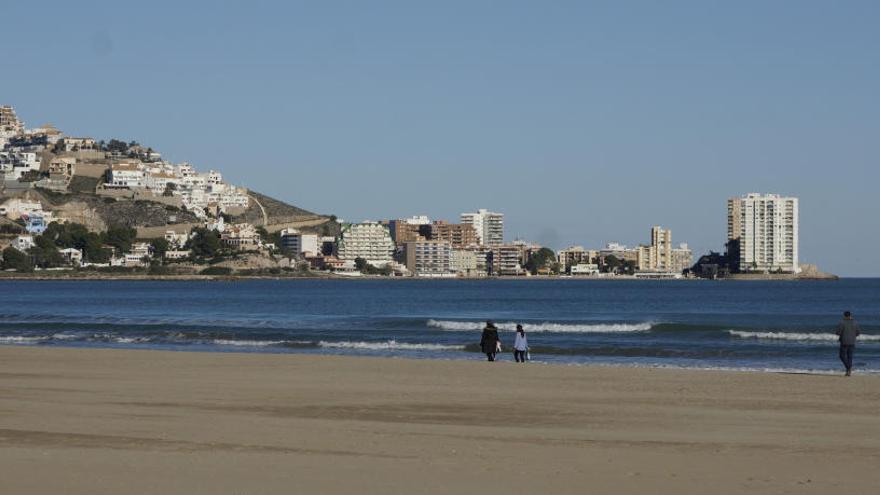 Dos menores agreden sexualmente a otra joven en una playa de Cullera