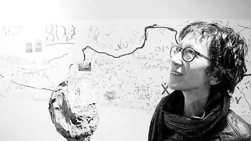 Carmen Castillo posa en la galería Cornión entre su trabajo titulado «Gigia».