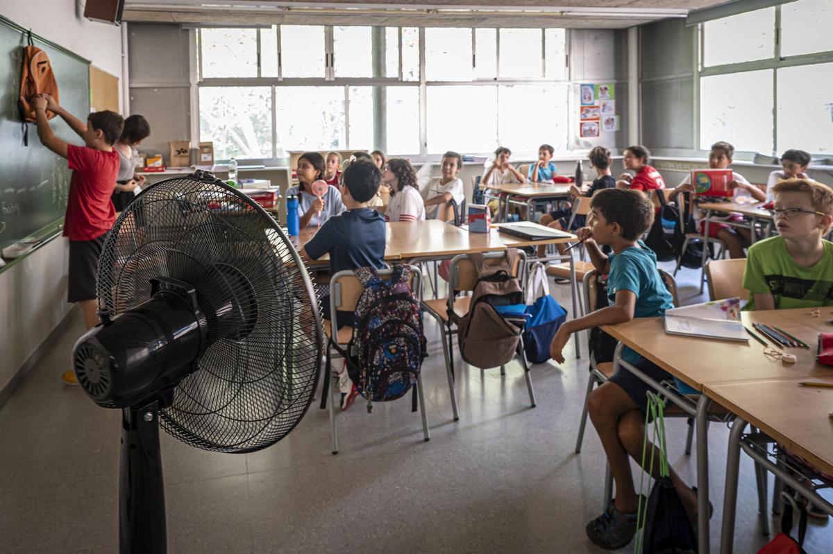Unos alumnos de un centro de Barcelona, en clase con un ventilador, el curso pasado.