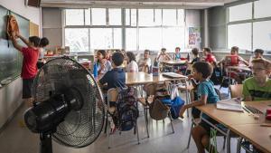 Unos alumnos de un centro de Barcelona, en clase con un ventilador, el curso pasado.