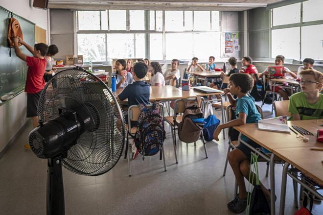 Unos alumnos de un centro de Barcelona, en clase con un ventilador, el curso pasado.