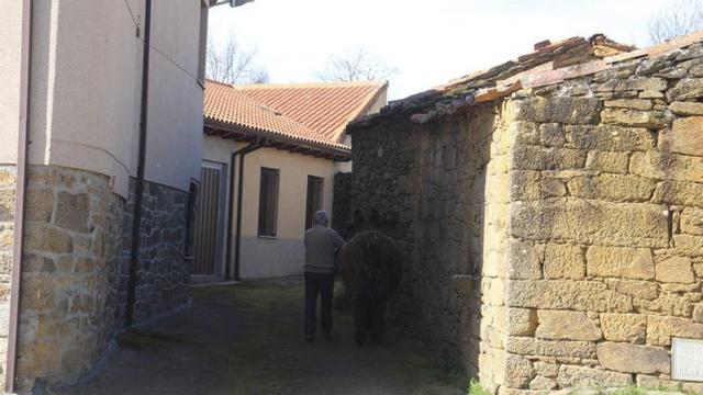 Un vecino con su burro en la localidad de Villardeciervos.  | A. S.