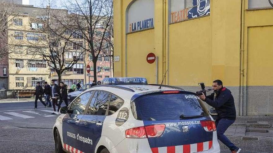 Los padres, a su llegada a los juzgados en el coche policial.