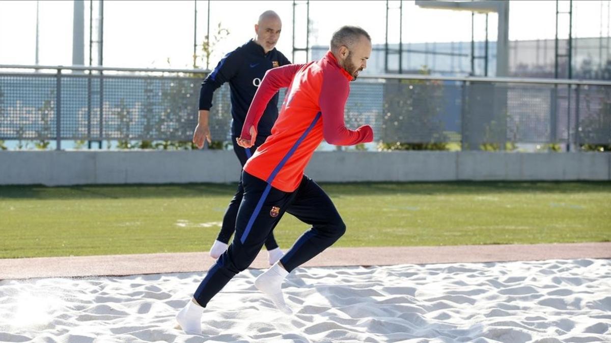 Iniesta, en una sesión de recuperación en la ciudad deportiva del Barça junto a Juanjo Brau, fisioterapeuta del club.