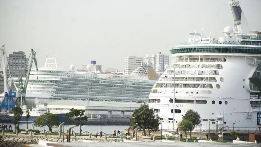 El &#039;Independence of the Seas&#039; en una escala en A Coruña.