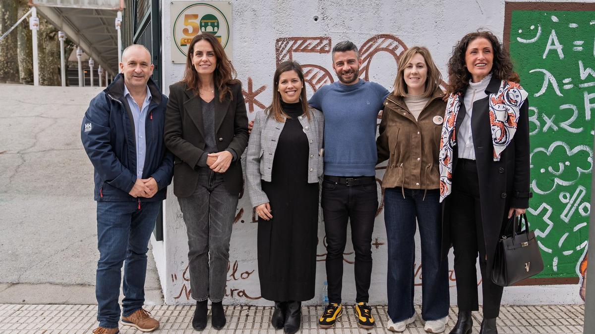 El regidor Ángel Leis, primero izquierda, con la directora xeral Judith Fernández, segunda, y personal