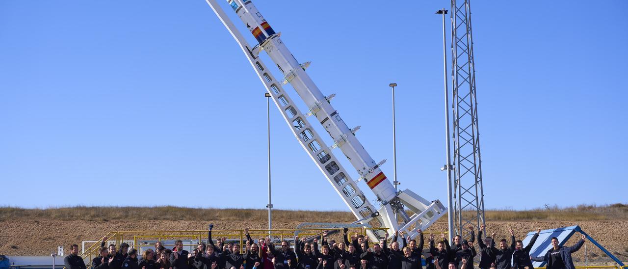 El equipo de PLD Space junto al Miura 1, el primer cohete espacial español.