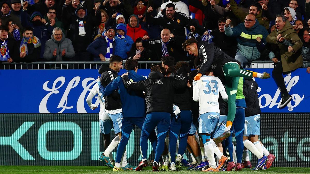 Los jugadores zaragocistas celebran la victoria ante el Almería.