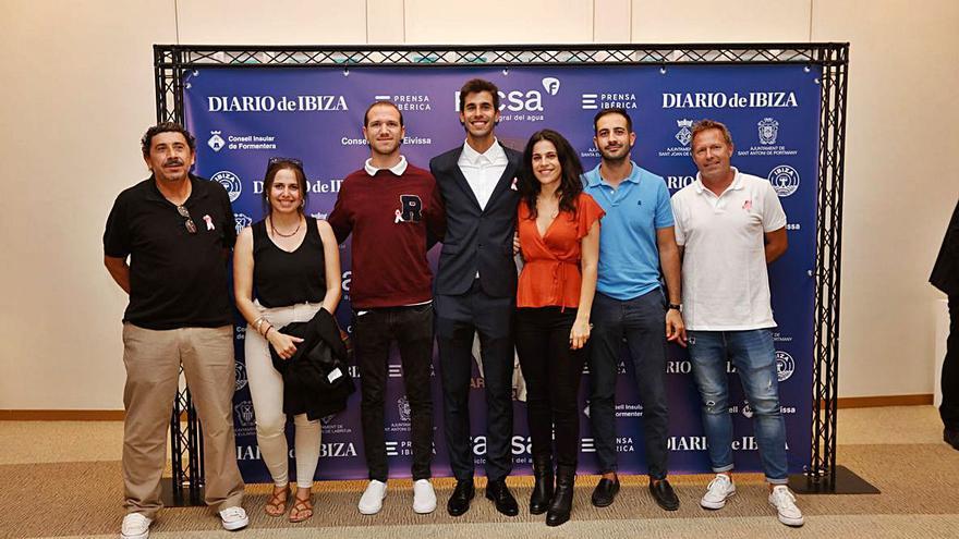  El premiado, con su entrenador Mariano Riera, Laura Juan, José Ferrer, Miriam Tur, Víctor Villar y Jordi Cardona.