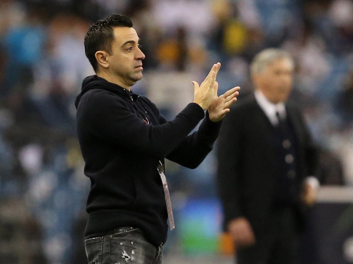 Xavi Hernández, con Carlo Ancelotti de fondo.