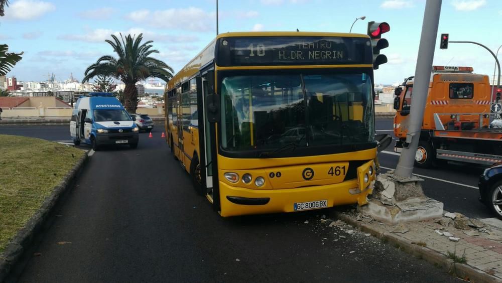 Una guagua choca contra una farola en Escaleritas