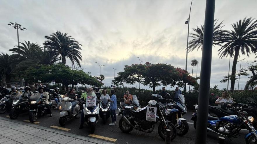 Manifestación en el Hospital Insular de Las Palmas de Gran Canaria por el cierre del aparcamiento de motos