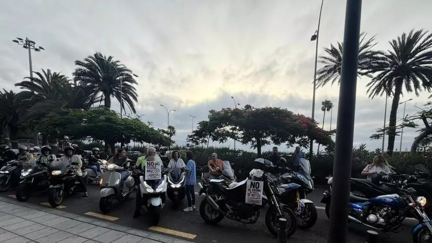Manifestación en el Hospital Insular de Las Palmas de Gran Canaria por el cierre del aparcamiento de motos