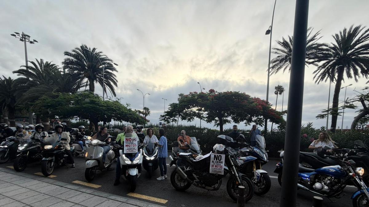 Manifestación en el Hospital Insular de Las Palmas de Gran Canaria por el cierre del aparcamiento de motos