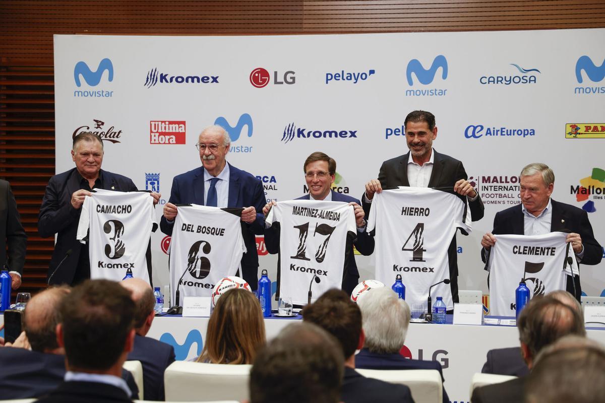 El alcalde de Madrid, José Luis Martínez-Almeida (c), junto a los exseleccionadores Vicente del Bosque (2i), Javier Clemente (d) y José Antonio Camacho (i), y el exjugador Fernando Hierro (2d) participan en la presentación de la edición 2026 del campus de fútbol de verano Vicente del Bosque Football Academy.