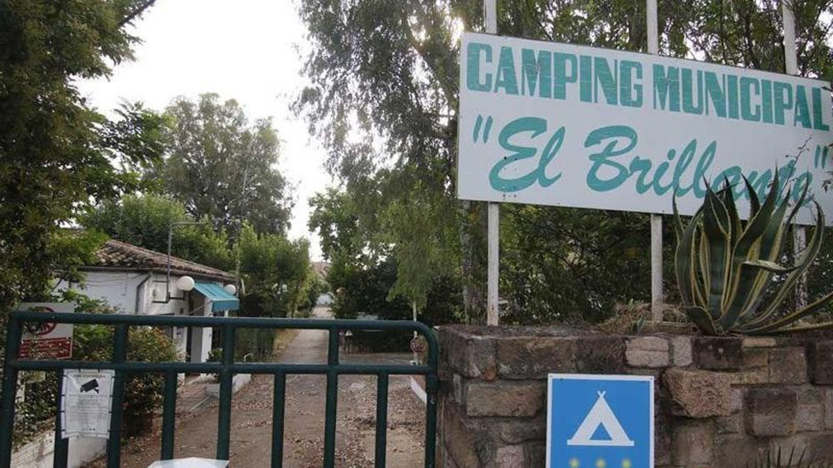 Entrada al cámping municipal El Brillante, cuyas instalaciones están cerradas.
