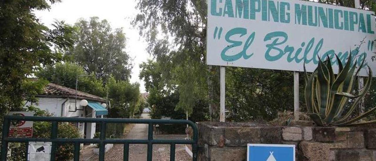 Entrada al cámping municipal El Brillante, cuyas instalaciones están cerradas.