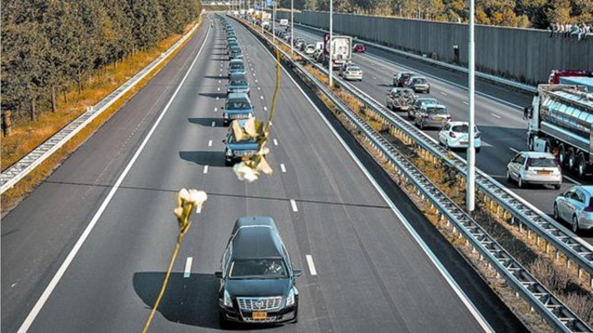 Un convoy de vehículos acompaña a los restos mortales de las víctimas holandesas, tras la ceremonia en la base aérea de Eindhoven, ayer.