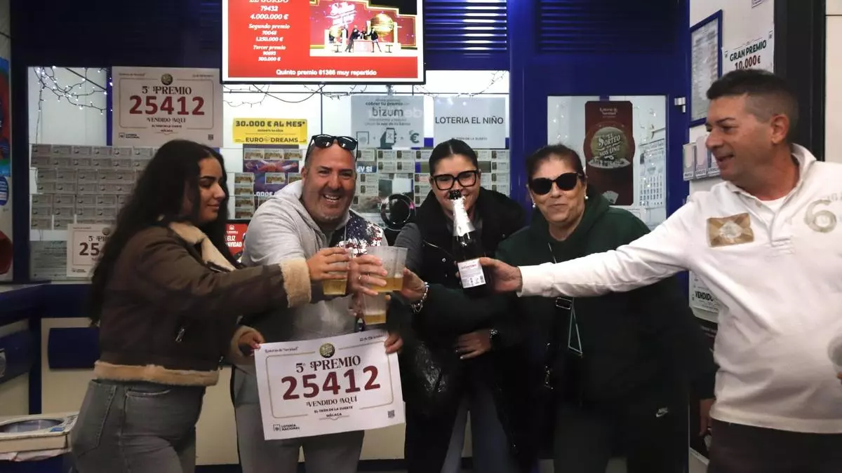 "Compré anoche el décimo y hoy me vuelvo a Canarias": el Vialia vende un quinto premio