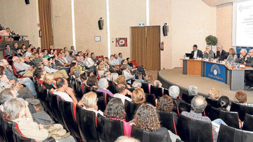 Dols, Ribas, Marí, Fornés, Veny, Miralles y López hablaron ante un numeroso público.