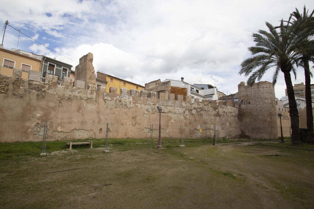 Una perspectiva de la muralla d'Alzira.