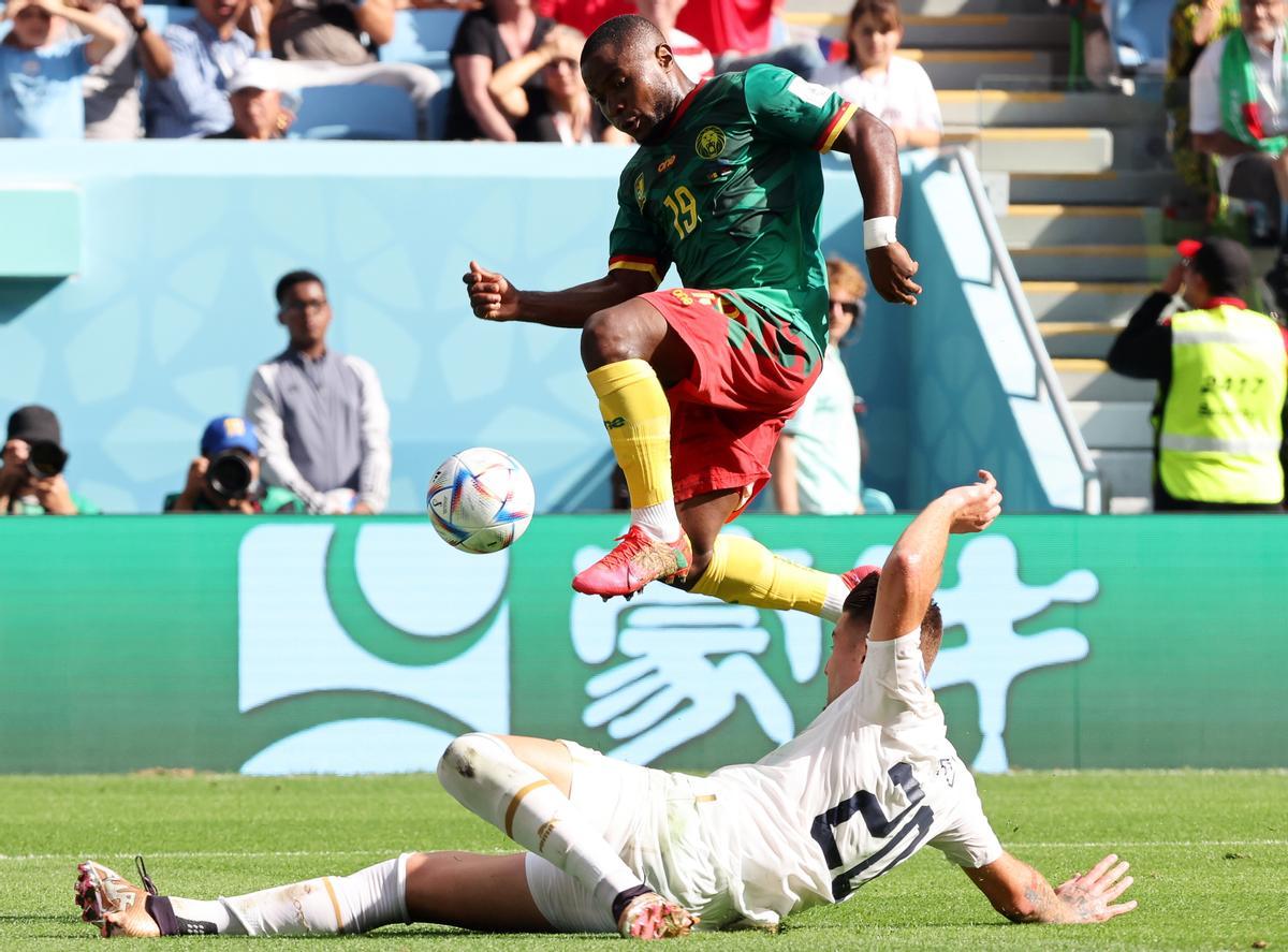 Al Wakrah (Qatar), 28/11/2022.- Collins Fai (up) of Cameroon in action against Sergej Milinkovic-Savic (bottom) of Serbia during the FIFA World Cup 2022 group G soccer match between Cameroon and Serbia at Al Janoub Stadium in Al Wakrah, Qatar, 28 November 2022. (Mundial de Fútbol, Camerún, Catar) EFE/EPA/Tolga Bozoglu