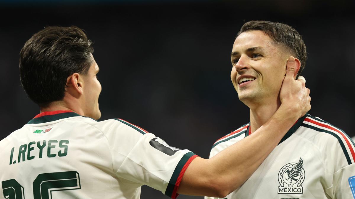 Álvaro Fidalgo, a la derecha, e Israel Reyes, de la selección de México, celebran el gol contra Chequia.