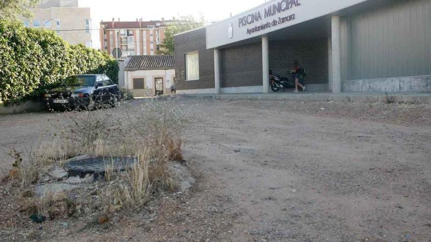 Zona de acceso al aparcamiento de la piscina de Higueras.