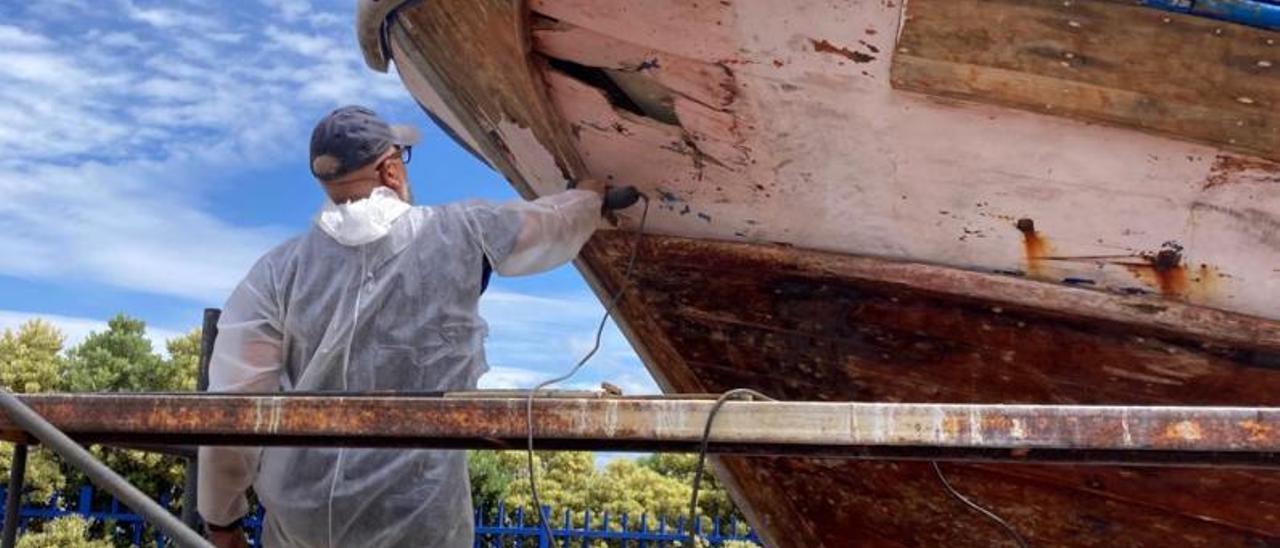 Mantenimiento de un barco en un astillero de O Grove.