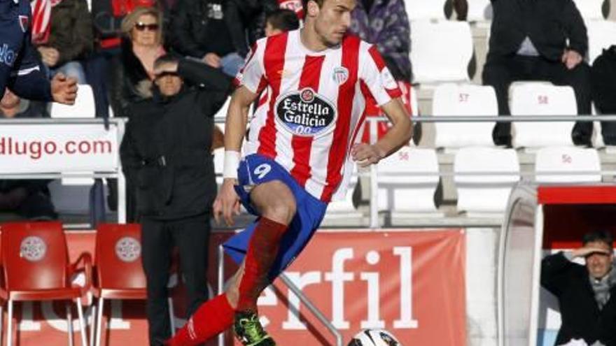 Óscar Díaz conduce un balón durante su etapa con el Lugo.