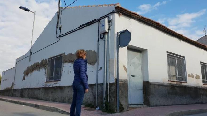 Arriba, uno de los terrenos que proponen para pistas deportivas; abajo, la antigua sede social.