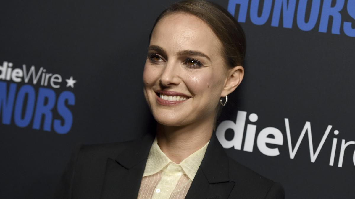 Natalie Portman se une a la moda de los looks masculinos para ir a eventos