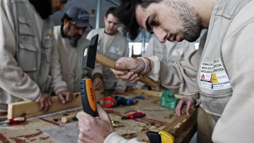 Uno de los talleres de carpintería realizado en Idelsa.