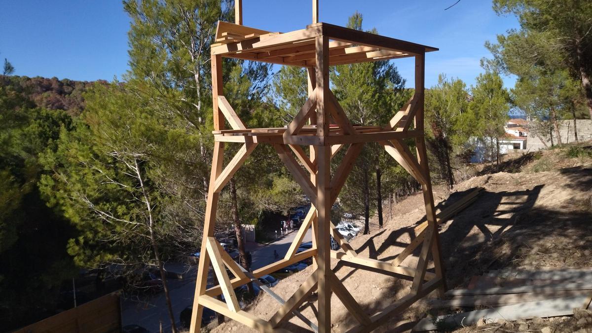 La estructura de madera que se está armando en una ladera virgen de la Barraca