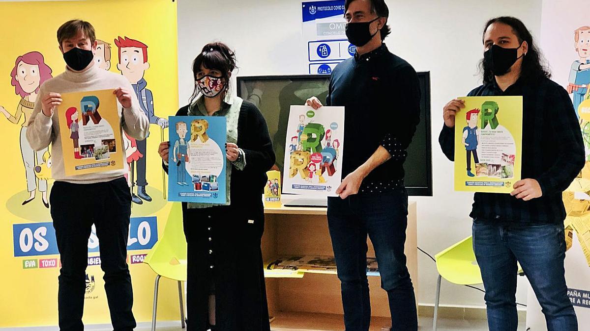 El alcalde, la concejala y los ilustradores Santy Gutiérrez y Luis Sendón, ayer, en la presentación.   | // L. O.