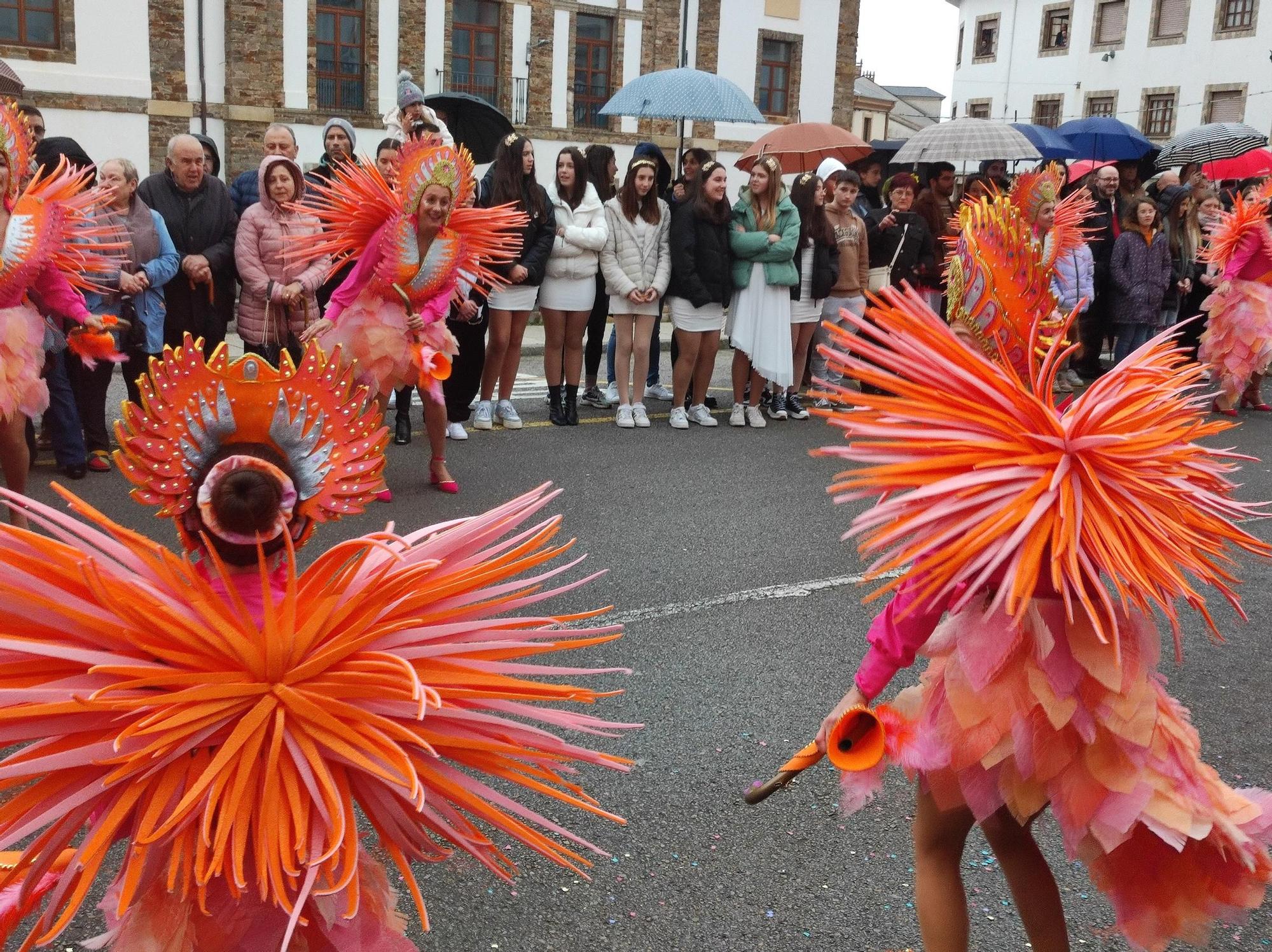 En imágenes: Las calles de Tapia se llenan para ver su vistoso desfile de Carnaval