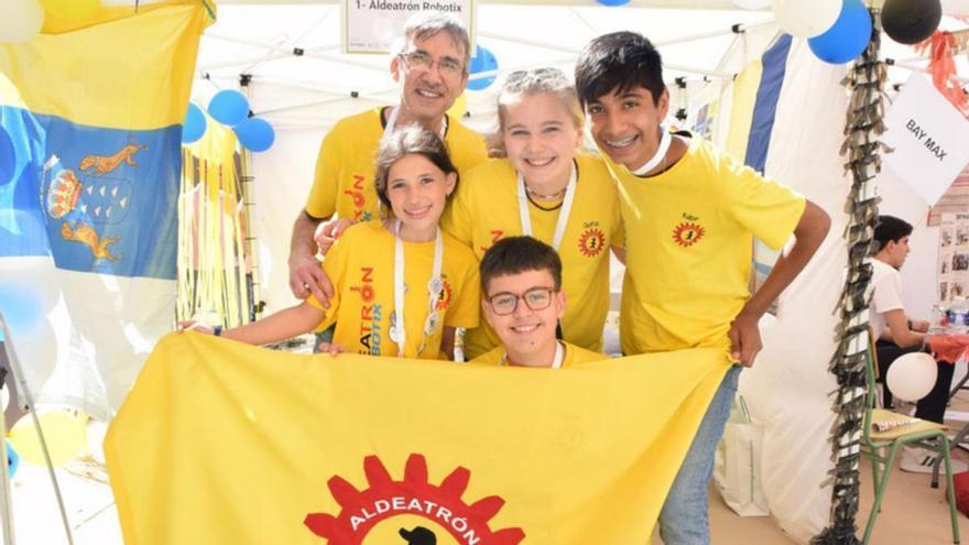 El equipo de Aldeatrón Robotix. Arriba, Tony Cuesta, entrenador, Elisa, Sofía y Kabir con Samuel debajo.