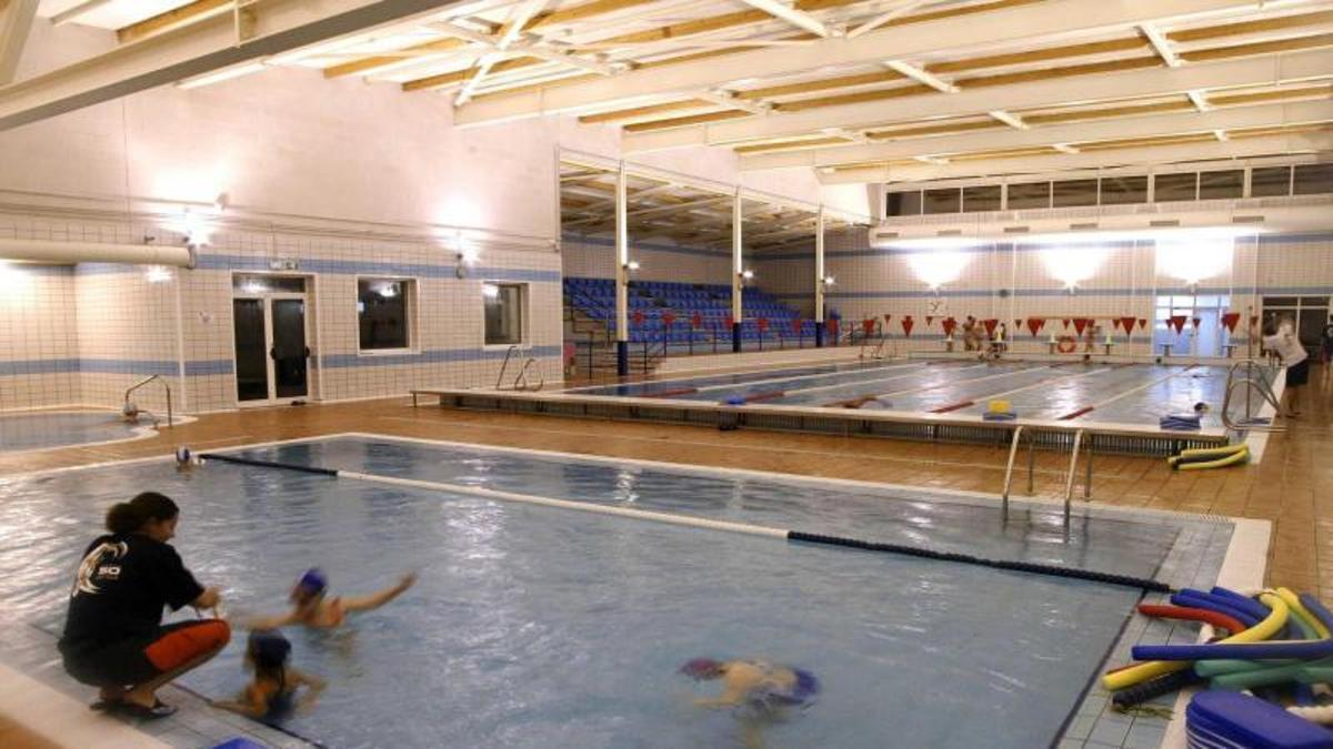 Piscinas municipales en el complejo deportivo de Navia.
