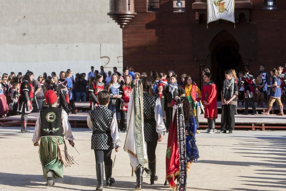 Un centenar de chavales, integrantes de las comparsas de San Vicente, celebran por segundo año la Embajada Infantil a las puertas del Castillo.