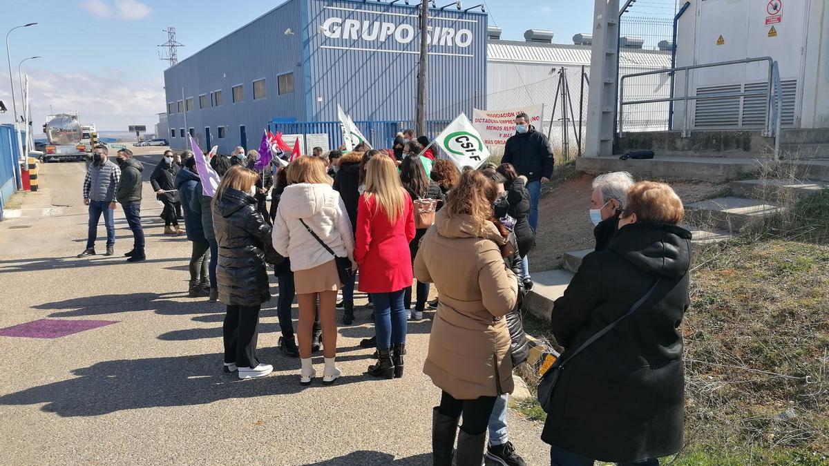 Trabajadores de Siro en una concentración celebrada en las puertas de la fábrica de Toro