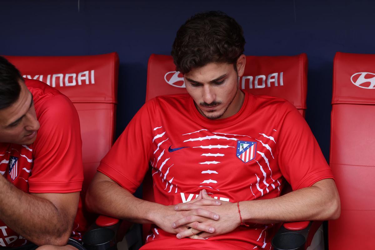 El delantero argentino del Atlético de Madrid, Julián Álvarez, en el banquillo momentos antes del partido de LaLiga entre el Atlético de Madrid y el Villarreal, este domingo en el estadio Metropolitano, en Madrid.