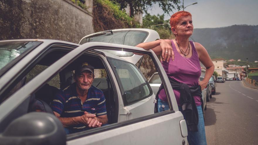 Una pareja desalojada por el incendio de Tenerife: &quot;Casi no hemos podido comer ni dormir desde el desalojo&quot;