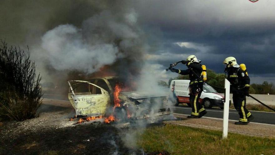 Extinguido el incendio de un coche en la autopista Inca-Palma