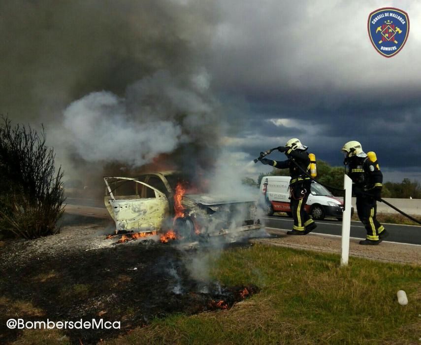 Un coche arde en la autopista de Inca-Palma