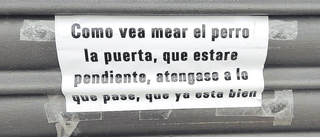 Más de un perro se ha sobresaltado al leer el cartel, los dueños de canes orinadores en portal ajeno tienen dificultades intelectivas.