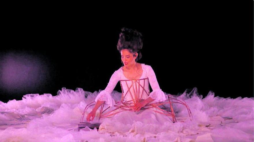 Die Welt, in der sich Nannerl Mozart (Anja Bourdais) bewegt: Ein prächtiges Kleid, das die gesamte Bühne einnimmt.   | F.: THE OTHER MOZART