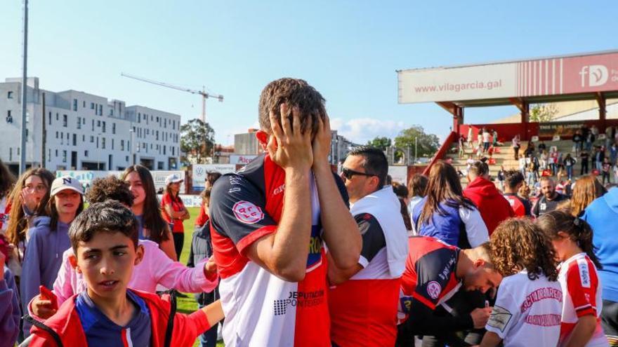 La afición trató de consolar a los jugadores del Arosa tras el final del partido. |  // IÑAKI ABELLA