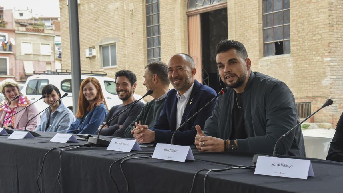 David Victori va presentar la sèrie a l’Anònima acompanyat pels actors i les autoritats de l’Ajuntament de Manresa  | ALEX GUERRERO