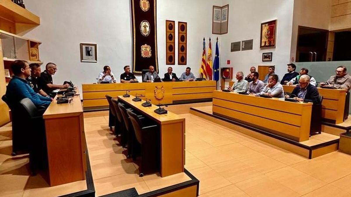 Reunión en el ayuntamiento para coordinar la smedidas de vigilancia.